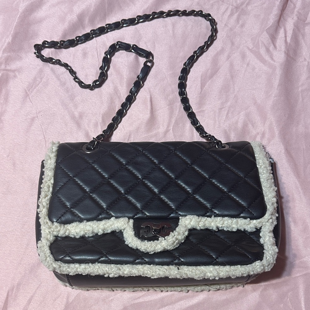 Elegant Black Quilted Shoulder Bag with Shearling Trim